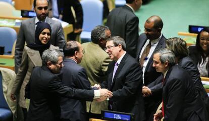 El secretario de Relaciones Exteriores de Cuba, Bruno Rodríguez, es felicitado por otros representantes en la ONU, el 27 de octubre de 2015.