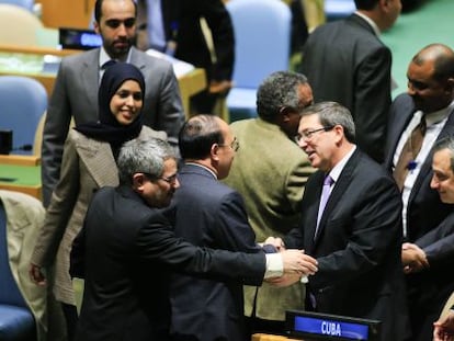 El secretario de Relaciones Exteriores de Cuba, Bruno Rodríguez, es felicitado por otros representantes en la ONU, el 27 de octubre de 2015.