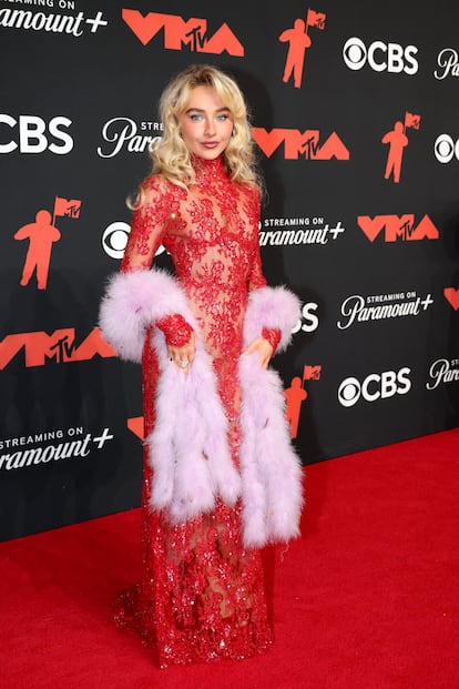 Sabrina Carpenter, una de las mujeres de la noche, lució un vestido rojo de alta costura de Valentino, que completó con una boa rosa.