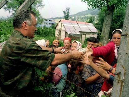 El general Mladic ofrece latas de bebida a los bosnios musulmanes, refugiados de Srebrenica, , mientras esperan ser transportados de la localidad de Potocari, al este de Bosnia, hasta el enclave musulmán de Kladanj, cerca de Olovo. Cerca de 20.000 refugiados huyeron de Srebrenica después de que los serbobosnios tomaran el control de la antigua "área de seguridad".