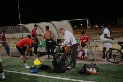El entrenador, Pepe Correa, recoge la utillería tras un entrenamiento en el campo municipal de San Telmo, en Jerez.