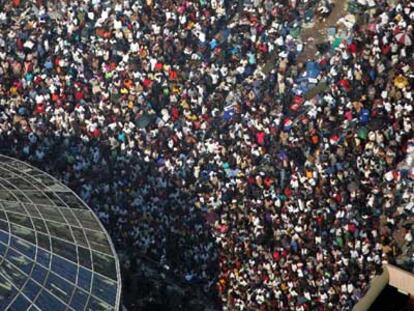 Miles de personas esperan a ser evacuadas en el estadio Superdome, en Nueva Orleans.