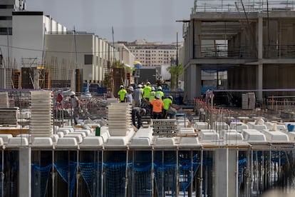 Un grupo de obreros durante la construcción de un edificio de viviendas el pasado 4 de agosto en Sevilla.
