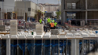 Un grupo de obreros durante la construcción de un edificio de viviendas el pasado 4 de agosto en Sevilla.