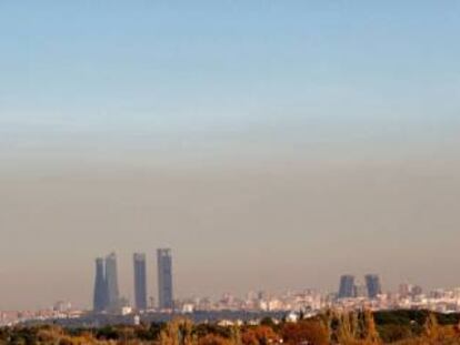 Contaminaci&oacute;n en la capital, con las cuatro torres de la Castellana a la izquierda.