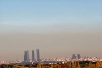 Contaminaci&oacute;n en la capital, con las cuatro torres de la Castellana a la izquierda.