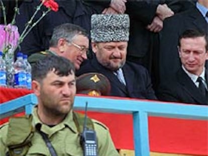 Kadírov, en el centro, poco antes del atentado que le costó la vida.