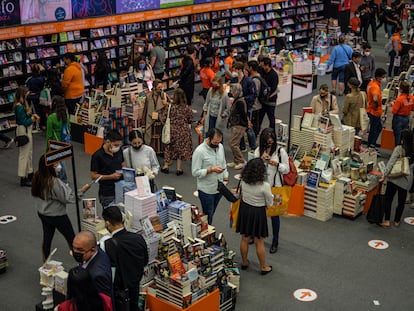 Vista general de los pasillos de la Feria Internacional del Libro de Guadalajara, el 30 de noviembre de 2021, en Guadalajara (México).