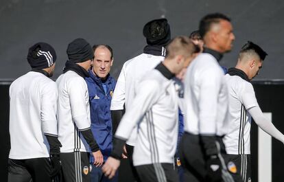 Voro dirige el entrenamiento del Valencia.