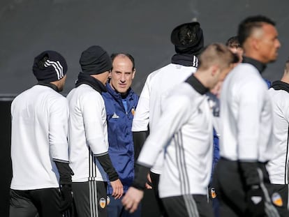 Voro dirige el entrenamiento del Valencia.