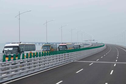 Autobuses turísticos se dirigen hacia Hong Kong por una carretera del macropuente, durante su apertura a la circulación, el 24 de octubre de 2018.