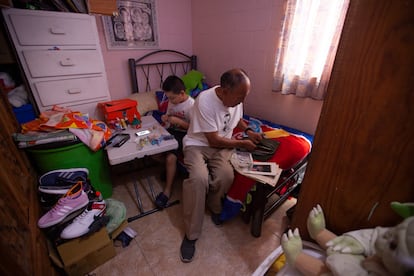 Diego y su abuelo Luis, en el cuarto del segundo.