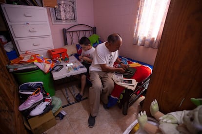 Diego y su abuelo Luis, en el cuarto del segundo. 
