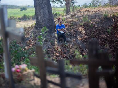 Una integrante del colectivo 'Guerreras en busca de nuestros tesoros' en el predio de Xalisco (Nayarit) donde fueron localizadas fosas.