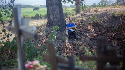 Una integrante del colectivo 'Guerreras en busca de nuestros tesoros' en el predio de Xalisco (Nayarit) donde fueron localizadas fosas.