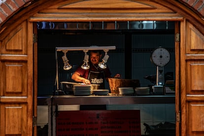 Un taquero se prepara para cortar un taco de costilla.