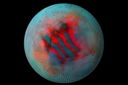 Imagen infrarroja de Encélado con las "rayas del tigre" marcadas en rojo, lo que indica hielo más reciente.