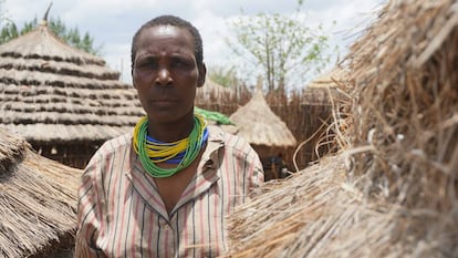 Anna, vecina de Moroto, en el norte de Uganda, posa frente a su cabaña.