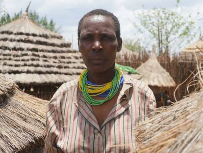 Anna, vecina de Moroto, en el norte de Uganda, posa frente a su cabaña.