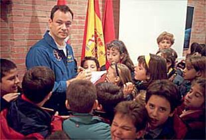 Miguel López Alegría, rodeado de niños, en el Museo del Espacio de Coslada en 1999.