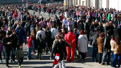 Centenares de personas hacen cola en el estadio Vicente Calderón antes de la presentación de Fernando Torres.