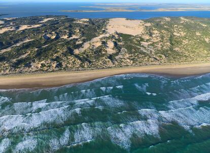 Vista aérea del Parque Nacional Coorong, en Australia. Su reconocimiento como humedal, de importancia internacional (incluida en el Convenio Ramsar), le ha salvado de desaparecer por completo, ya que solo se mantiene intacto el 10% de la superficie original.