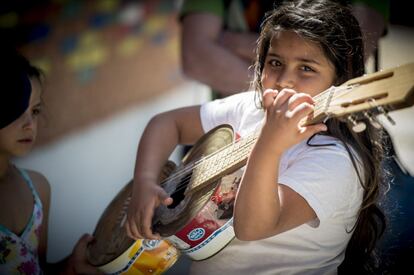 Una joven guitarrista de la orquesta de Cateura de Paraguay, la formación que inspiró el nacimiento de 'La Música del Reciclaje'.