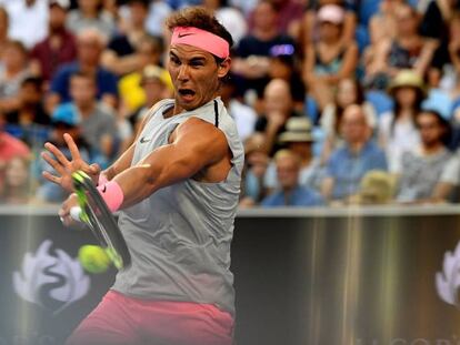 Rafa Nadal, durante el partido frente a Dzumhur en la pista Margaret Court de Melbourne Park.