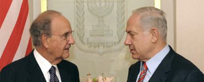 El mediador de EE UU para Oriente Próximo, George Mitchell (izquierda) y el primer ministro israelí, Benjamín Netanyahu, ayer en Jerusalén.