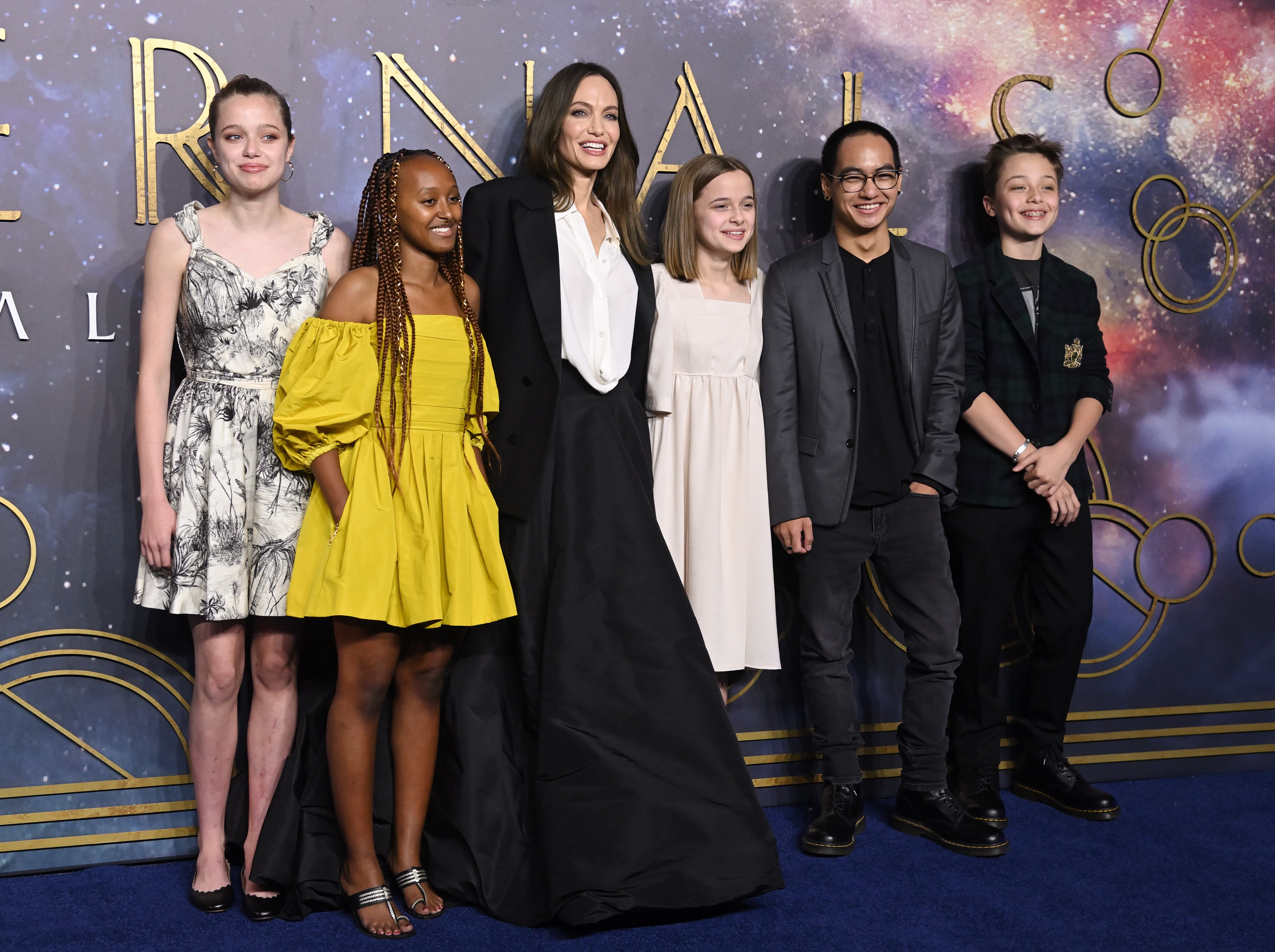 Angelina Jolie junto a cinco de sus seis hijos en un estreno en Londres, en 2021: desde la izda.,Shiloh, Zahara, Angelina, Vivienne, Maddox y Knox.