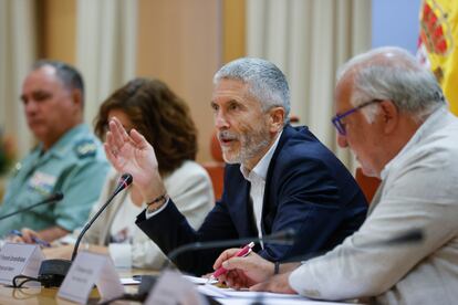 El ministro del Interior, Fernando Grande-Marlaska, y el director general de Tráfico, Pere Navarro, durante la presentación del balance de la siniestralidad vial de este verano