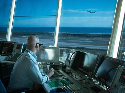 Foto de archivo de la torre de control este del aeropuerto de El Prat.