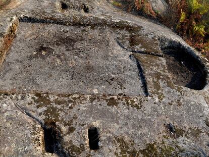 Lagar de Ponteareas, excavado a gran profundidad en la roca madre para dotarlo de paredes, imprescindibles para obtener vino tinto.
Lagar en Oímbra, con los orificios que sujetaban la prensa a los lados.