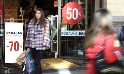 Un comercio durante las rebajas de invierno.