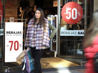 Un comercio durante las rebajas de invierno.
