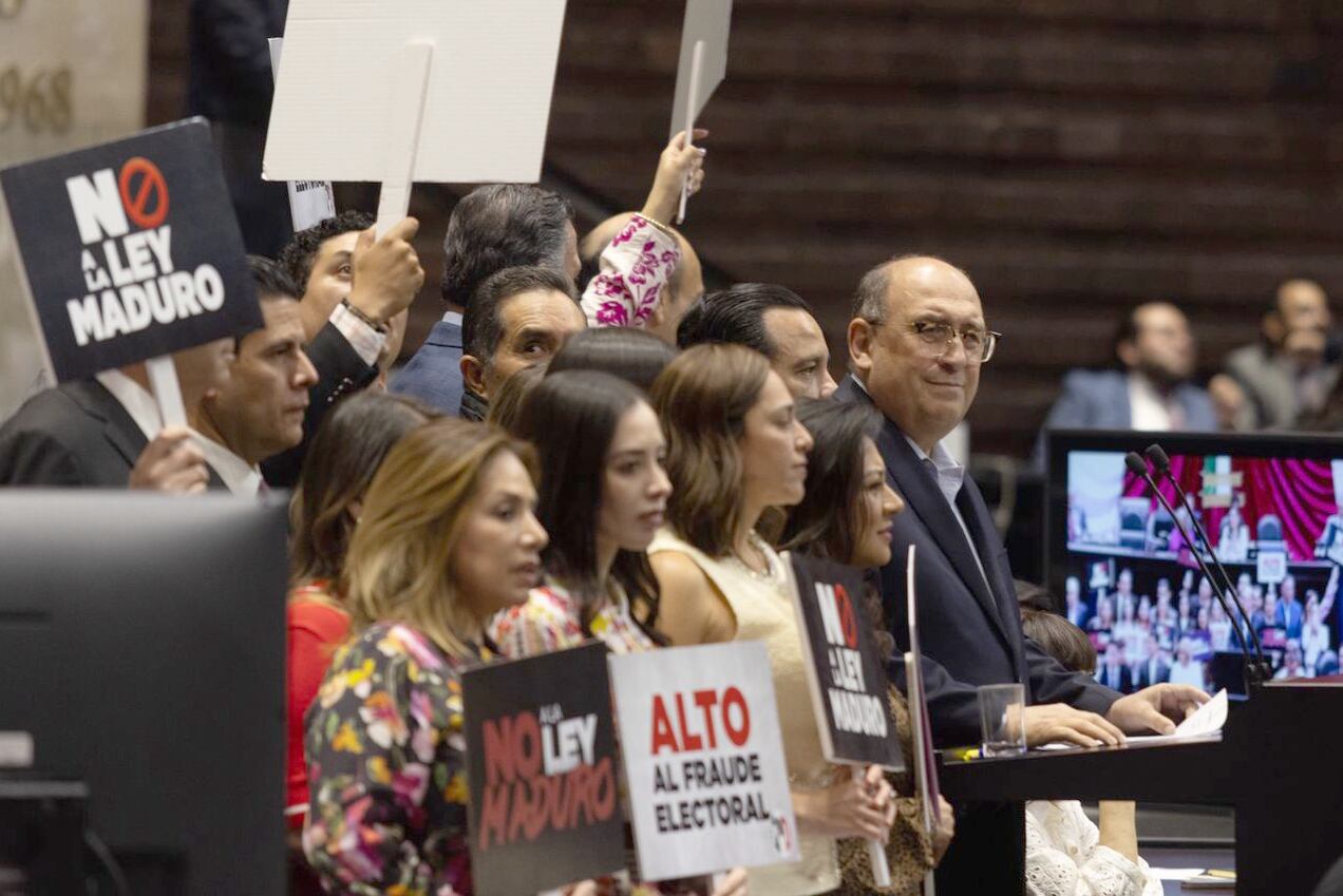Rubén Moreira, a la derecha, interviene en el debate de la reforma electoral, este miércoles.