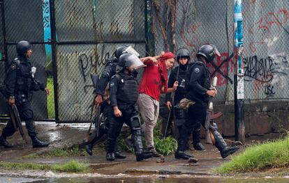 Miembros de la policía detienen a un manifestante durante los enfrentamientos..