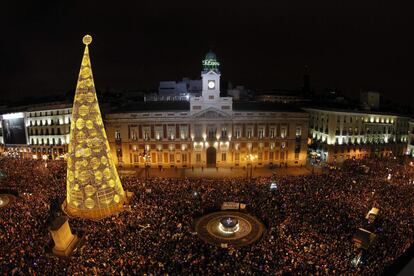 A multidão na Puerta del Sol, em Madrid.