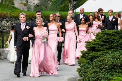 Las damas de honor en su llegada a la boda.