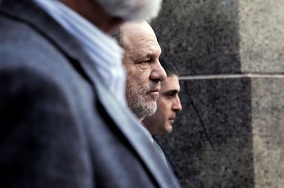 En el centro, el productor de cine estadounidense Harvey Weinstein, abandona el tribunal de Manhattan, en Nueva York (EE UU), el 20 de diciembre de 2018. El juez del 'caso Weinstein' ha rechazado en la corte de Nueva York la petición del productor de desestimar su caso y lo ha citado para el próximo 7 de marzo, en lo que será la vista previa al juicio en el que se enfrentará a las acusaciones por diversas agresiones sexuales.