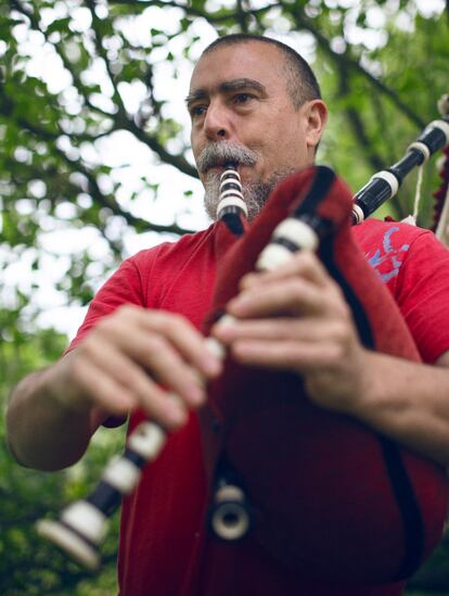 Carpintero toca la gaita en su casa. El punteiro —el tubo agujereado— es una réplica de uno de hace medio milenio.