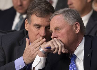 O democrata Mark Warner (à esquerda) e o republicano Richard Burr, respectivamente vice-presidente e presidente do Comitê de Inteligência do Senado, em 9 de maio.