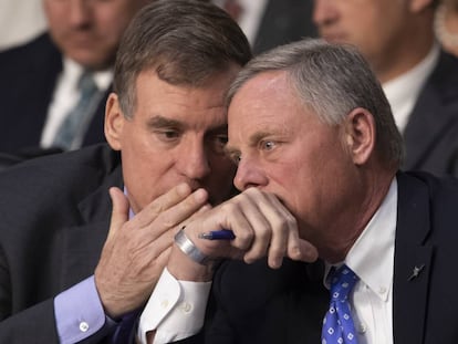 O democrata Mark Warner (à esquerda) e o republicano Richard Burr, respectivamente vice-presidente e presidente do Comitê de Inteligência do Senado, em 9 de maio.