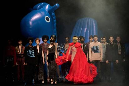 Desfile de la diseñadora Ana Locking, durante la Semana de la Moda en Madrid este viernes.