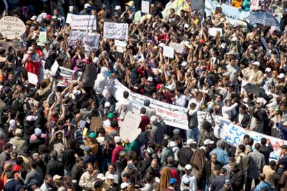 Miles de marroquíes participan en una manifestación en Rabat para pedir reformas y cambios políticos en el país