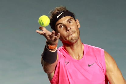 Nadal se dispone a sacar durante un partido en el torneo de Acapulco.