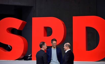 El portavoz del SPD alemán, Stefen Ruelke, entre el ministro de Finanzas, Olaf Scholz (derecha) y el de Exteriores, Heiko Maas, este sábado en Berlín.