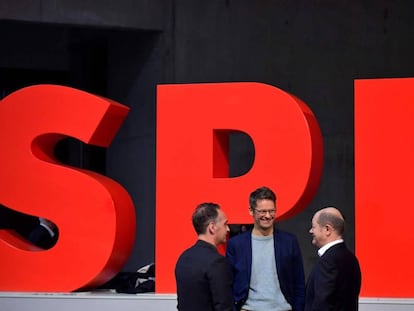 El portavoz del SPD alemán, Stefen Ruelke, entre el ministro de Finanzas, Olaf Scholz (derecha) y el de Exteriores, Heiko Maas, este sábado en Berlín.
