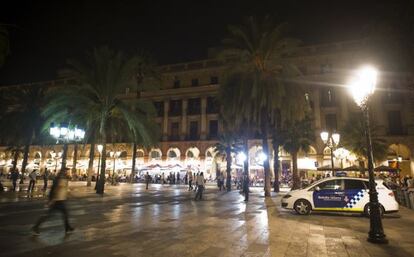 Un coche de la Guardia Urbana aparcado en la Plaza Real.