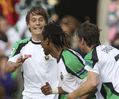 Canales, Tchité y Oriol celebran un gol del Racing.